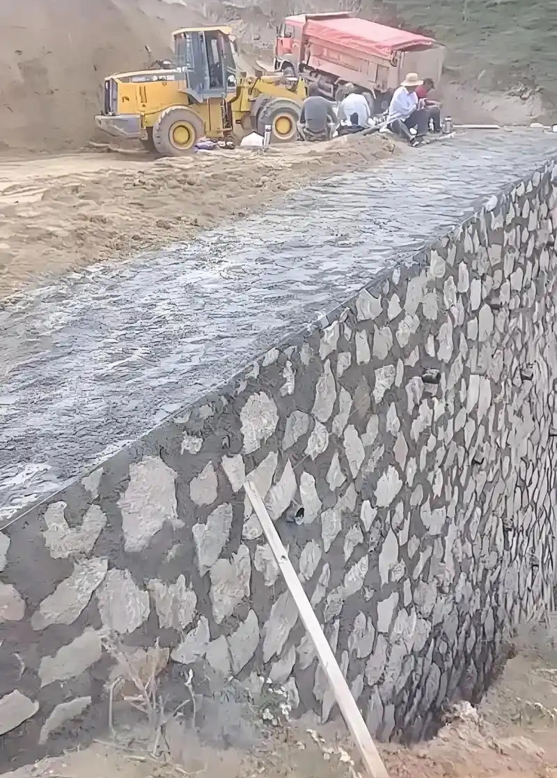 新乡红旗区边坡加固